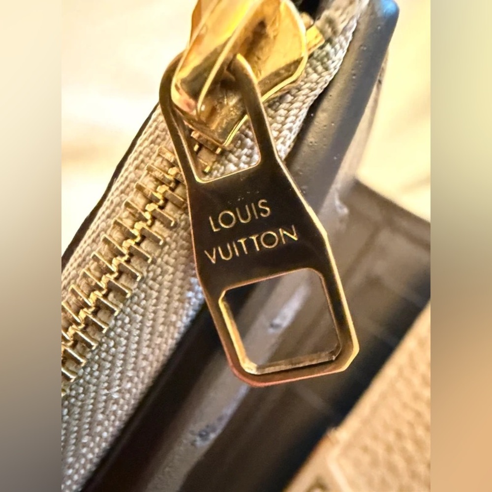 Louis Vuitton Capucines Compact Wallet - Picture 7 of 8